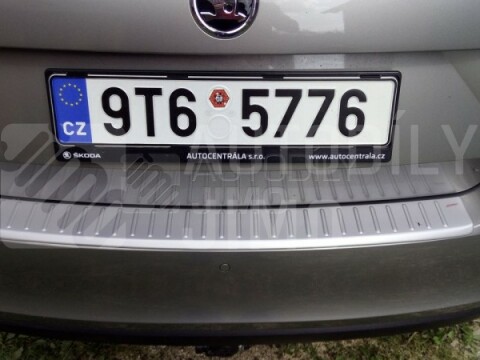 Práh pátých dveří s výstupky, ABS-stříbrný, Škoda Rapid Limousine 2013 –›