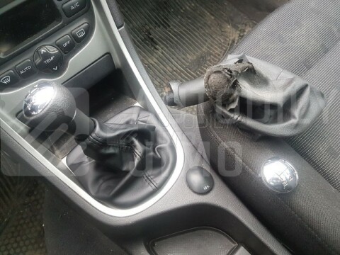 Řadící páka s manžetou Peugeot 307  5st černá