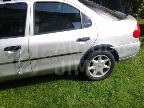 Plastové zadní lemy blatníku Ford Mondeo 1996-2000 hatchback, sedan Plastové zadní lemy blatníku Ford Mondeo 1996-2000 hatchback, sedan
