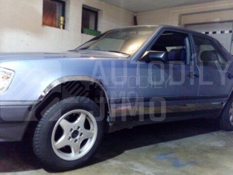 lemy blatniku Mercedes Benz E W124+nerezové dveřní lišty+přední blinkry lemy blatniku Mercedes Benz E W124+nerezové dveřní lišty+přední blinkry