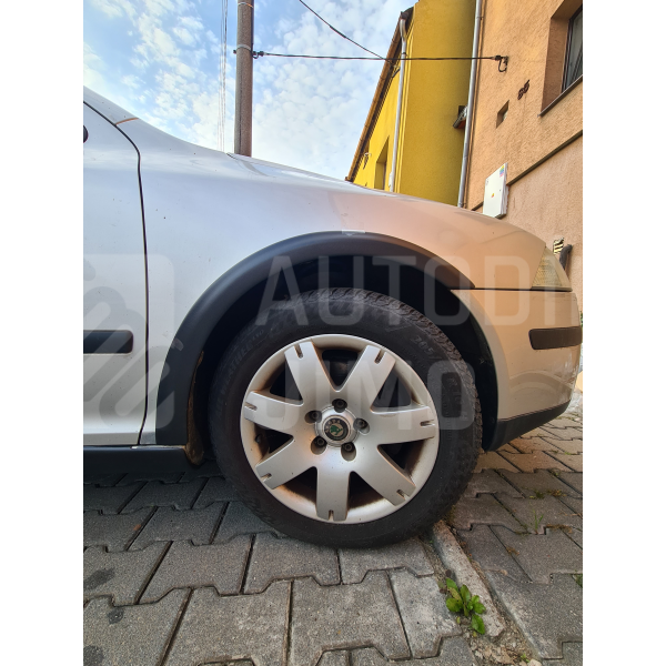 Plastové lemy Octavia 2 přední blatník Plastové prahy a lemy Škoda Octavia II 2004-2012