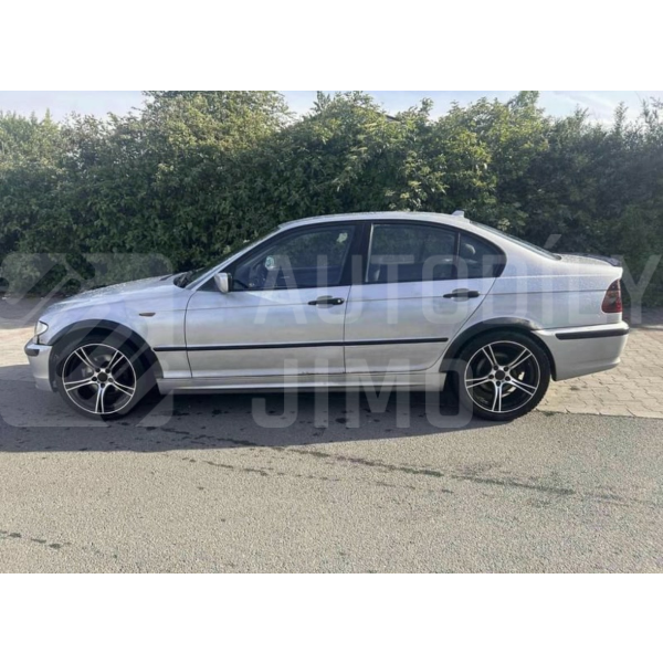 Plastové lemy blatníku BMW 3 E46 1998-2005 - foto na voze zákazníka, levá strana Plastové lemy blatníku BMW 3 E46 1998-2005 - foto na voze zákazníka, levá strana