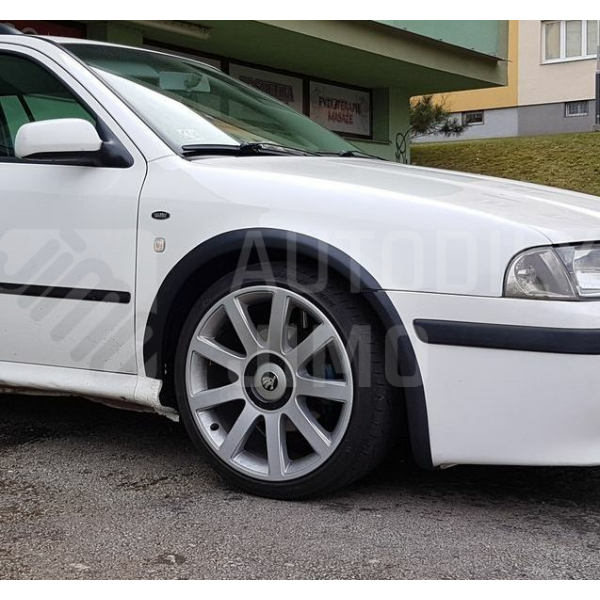 Plastové lemy Škoda Octavia 1 1996-2010 - sada 8 dílů, foto na voze zákazníka Plastové lemy Škoda Octavia 1 1996-2010 - sada 8 dílů, foto na voze zákazníka