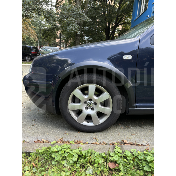 Plastové prahy a lemy VW Golf 4 a Bora 1997-2005 levý přední lem Plastové prahy a lemy VW Golf 4 a Bora 1997-2005 levý přední lem