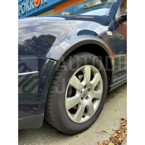 Plastové prahy a lemy VW Golf 4 a Bora 1997-2005 levý přední lem přední pohled Plastové prahy a lemy VW Golf 4 a Bora 1997-2005 levý přední lem přední pohled