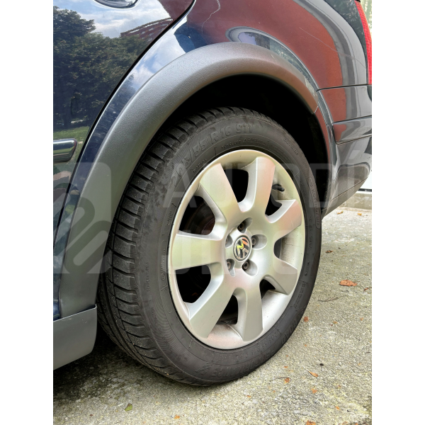 Plastové prahy a lemy VW Golf 4 a Bora 1997-2005 levý zadní lem přední pohled Plastové prahy a lemy VW Golf 4 a Bora 1997-2005 levý zadní lem přední pohled