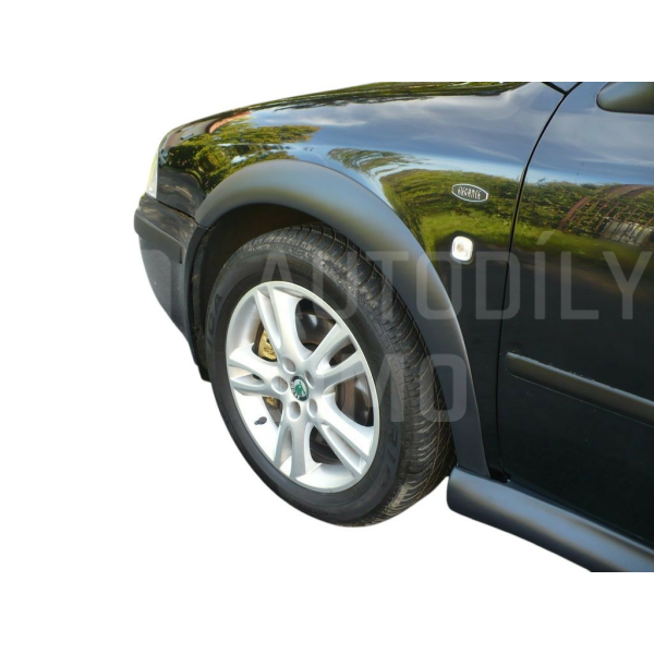 plastové lemy blatníků+plastové prahy Škoda Octavia 1 - bílé pozadí plastové lemy blatníků+plastové prahy Škoda Octavia 1 - bílé pozadí