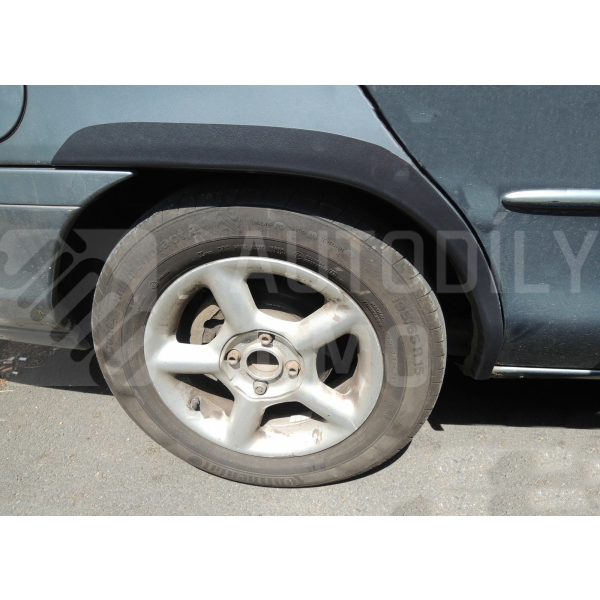 Plastové zadní lemy blatníku Ford Mondeo 1993-2000 combi Plastové zadní lemy blatníku Ford Mondeo 1993-2000 combi