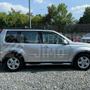 Lemy blatniku Nissan X-Trail 2001-2007 - povrch leštěný nerez celkový pohled z pravé strany